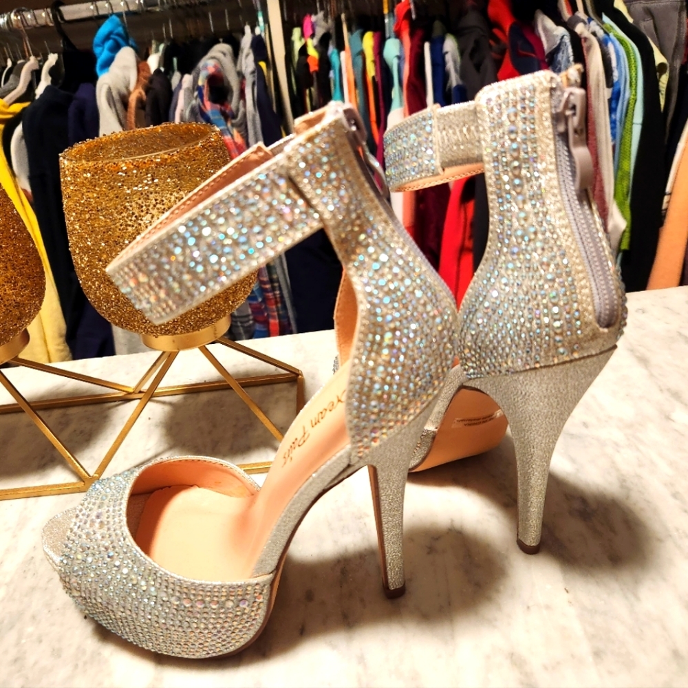 NWOT Dream Pairs crystal covered heels. Size 6.5